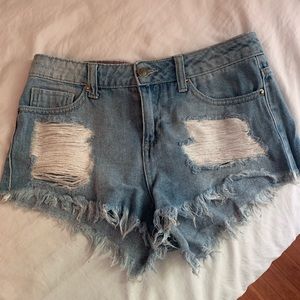 Distressed jean shorts 💙